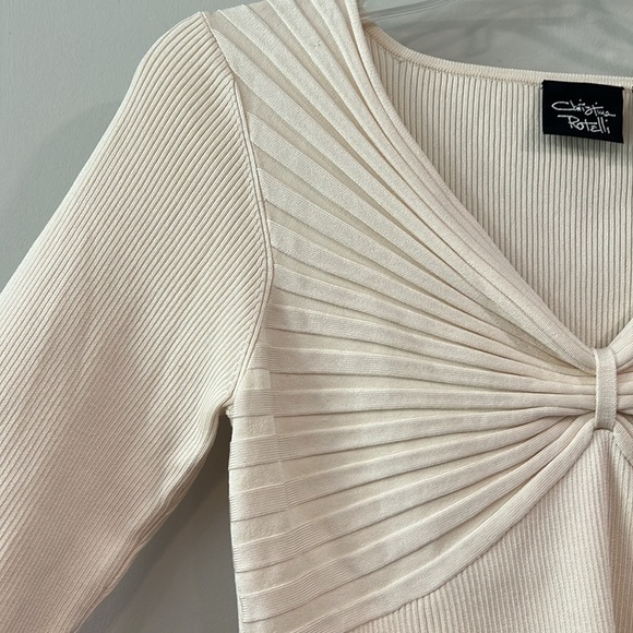 Christina Rotelli - M, beige cream twist front vneck top - Picture 3 of 6